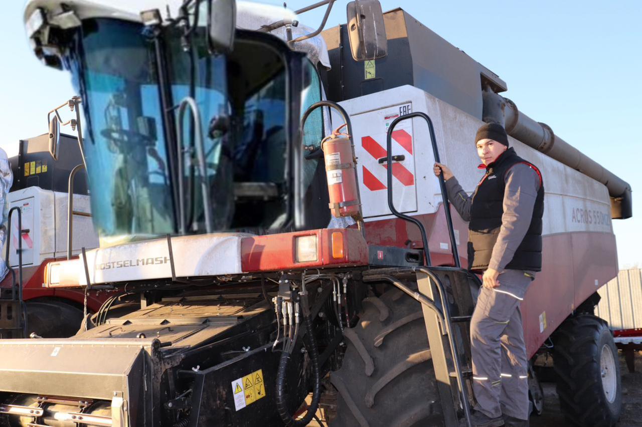 پرەزيدەنت قولىنان ماراپات العان جاس كومباينشىنىڭ جەتىستىگى