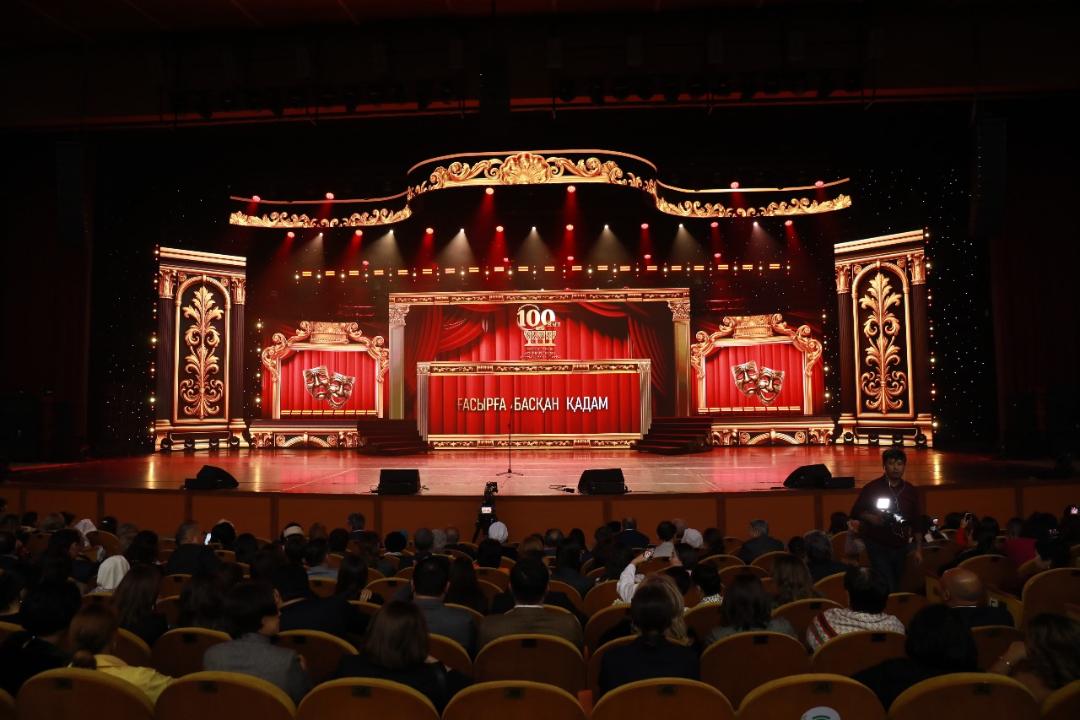 مۇحتار اۋەزوۆ تەاترى ءجۇزىنشى ماۋسىمنىڭ شىمىلدىعىن ءتۇردى