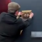 ەكى بلوگەر لۋۆر كۇزەتشىلەرىن الداپ, مونا ليزا پورترەتىنىڭ جانىنا ءوز سۋرەتتەرىن ءىلىپ تاستادى