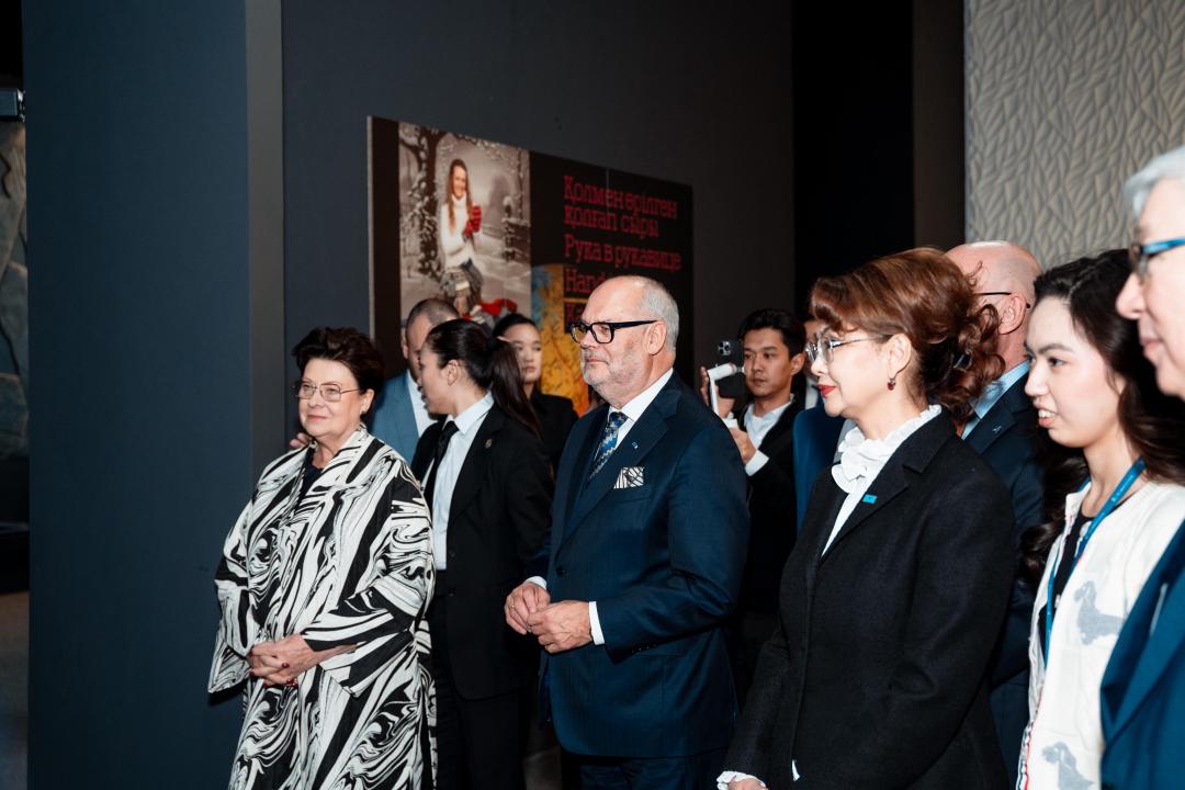 «قولمەن ورىلگەن قولعاپ سىرى»