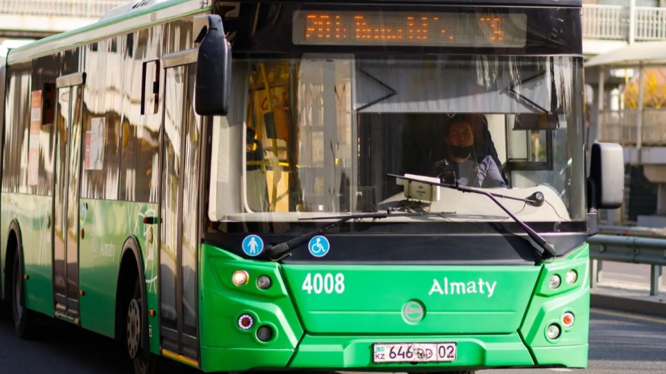 الماتىدا ەكى اۆتوبۋس سوقتىعىسىپ, ەكى ادام زارداپ شەكتى