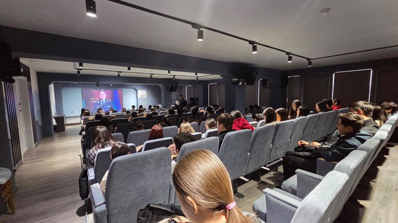 «زاڭ جانە ءتارتىپ»: ەلوردالىق ستۋدەنتتەر تسيفرلىق ساۋاتتىلىق ساباعىن ءوتتى