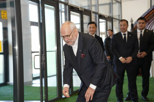 ەستونيا پرەزيدەنتى اسىق وينادى