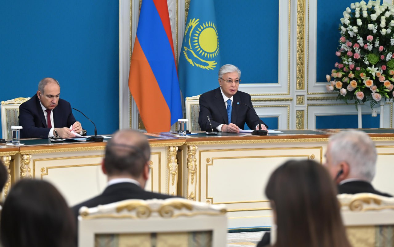 مەملەكەت باسشىسى مەن ارمەنيا پرەمەر-ءمينيسترى جۋرناليستەرگە ارنالعان بريفينگ وتكىزدى