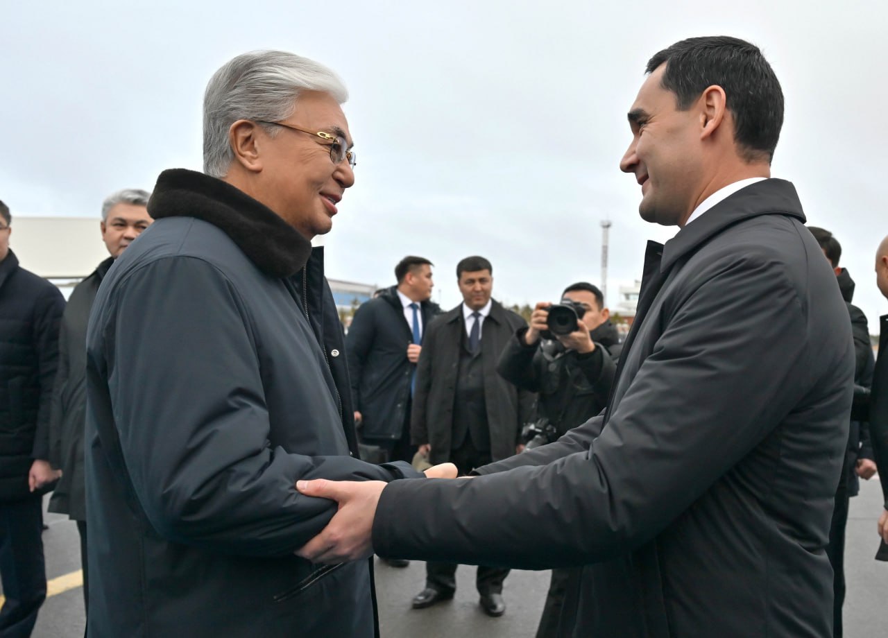 قاسىم-جومارت توقاەۆ تۇرىكمەنستان پرەزيدەنتىن اۋەجايدان قارسى الدى