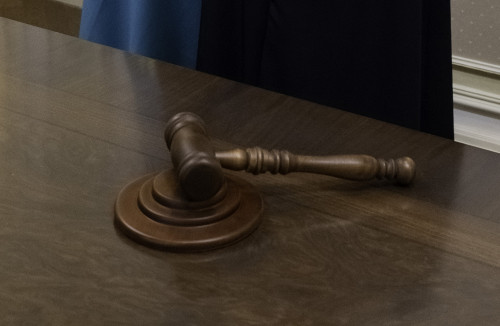 بالالارىن تەرەزەدەن لاقتىرىپ جىبەرگەن ايەل قىلمىستىق جاۋاپكەرشىلىكتەن قۇتىلدى