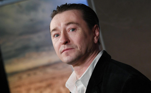 وزبەكستاندىقتار «بريگادا» ءفيلمىنىڭ تانىمال اكتەرى سەرگەي بەزرۋكوۆتى سىنعا الدى