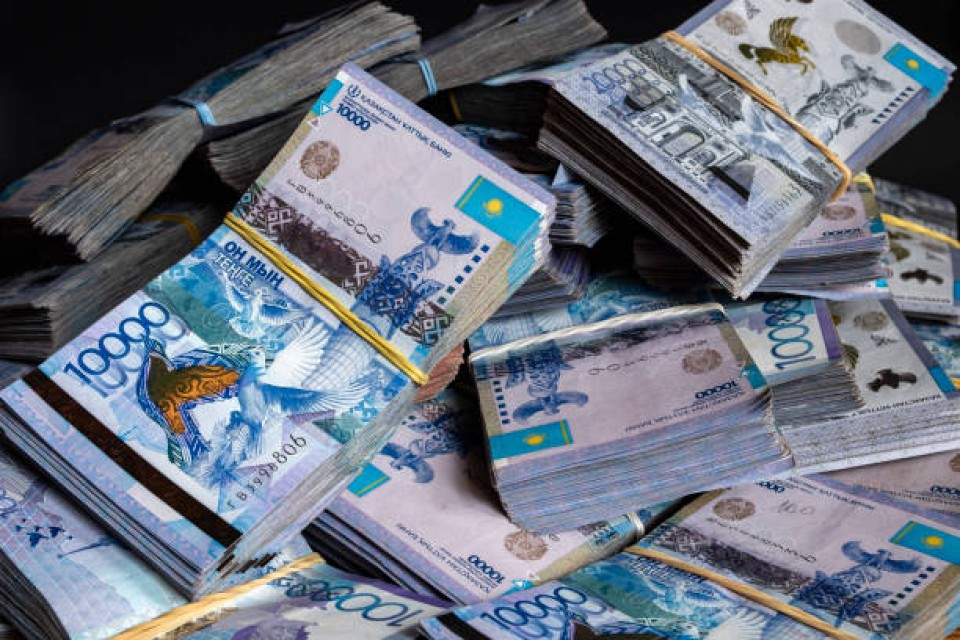 الەمدەگى مەملەكەتتىك قارىز – 111 ترلن دوللار. اقش-تىڭ بەرەشەگى – 38 ترلن دوللار. قازاقستاننىڭ قارىزى قانشا؟