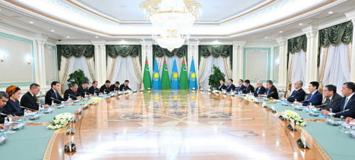 قازاقستان مەن تۇرىكمەنستان پرەزيدەنتتەرى كەڭەيتىلگەن قۇرامدا كەلىسسوز جۇرگىزدى