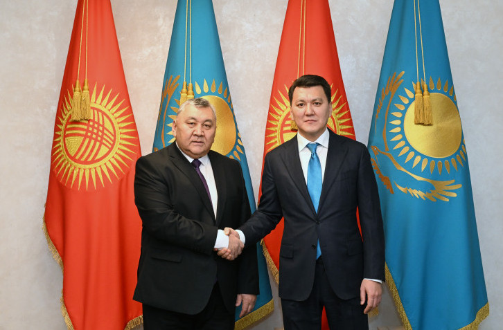 ەرلان قارين قىرعىزدىڭ مەملەكەتتىك حاتشىسىمەن كەزدەستى