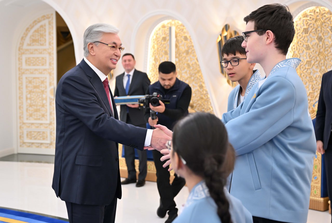 پرەزيدەنت الەم بىرىنشىلىكتەرىندە توپ جارعان جاس شاحماتشىلارمەن كەزدەستى