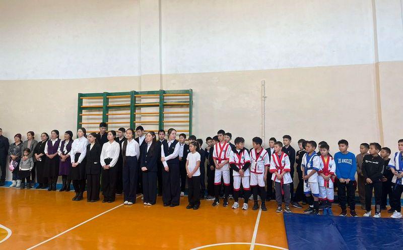 كاسىپكەرلەر اباي اۋىلىنداعى مەكتەپتىڭ ەدەنى مەن تەرەزەسىن جاڭارتىپ بەردى