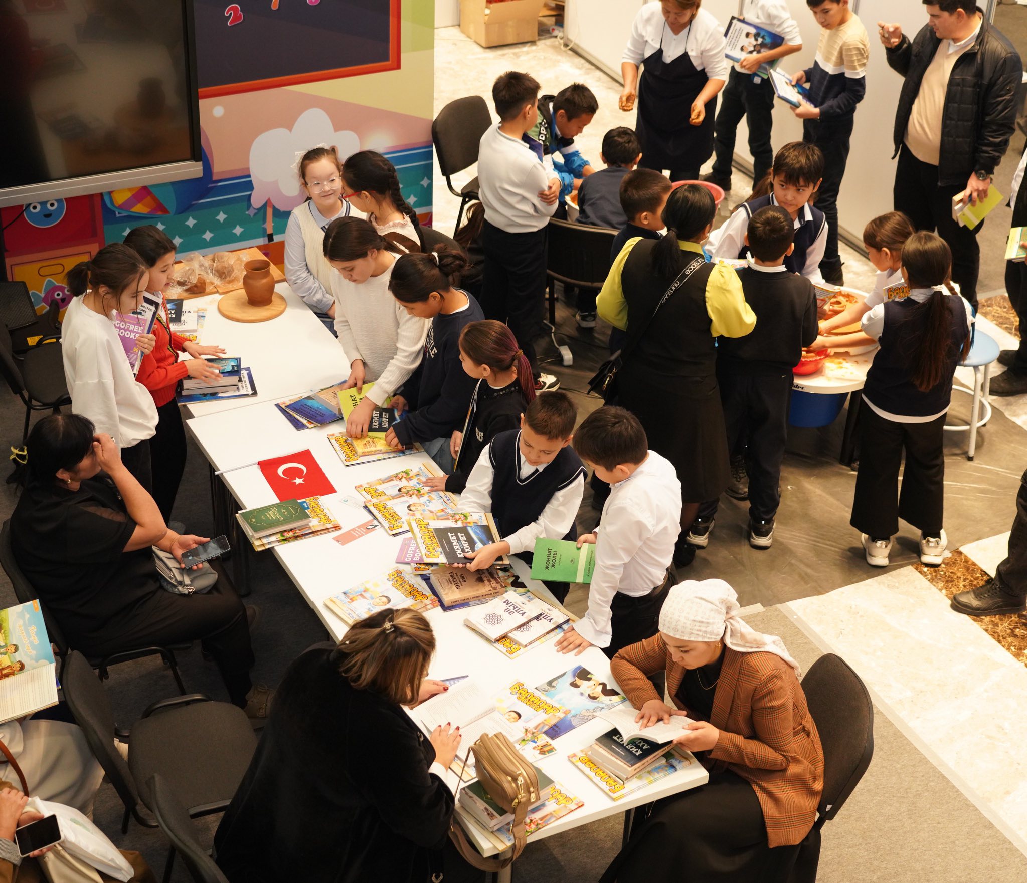 تۇركىستاندى تۇتاستاندىرعان كىتاپ جارمەڭكەسى