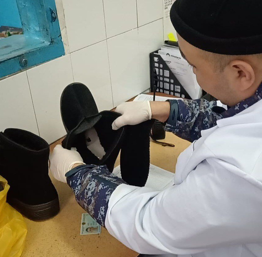 پاۆلوداردا ۇيالى تەلەفوندى اياق كيىم ۇلتاراعىنا جاسىرىپ, يزولياتورعا وتكىزبەك بولعان