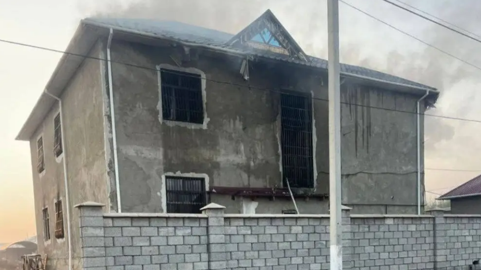 جەتىسايداعى ءورت: اۋرۋحاناعا تۇسكەن 7 جاستاعى قىز قايتىس بولدى