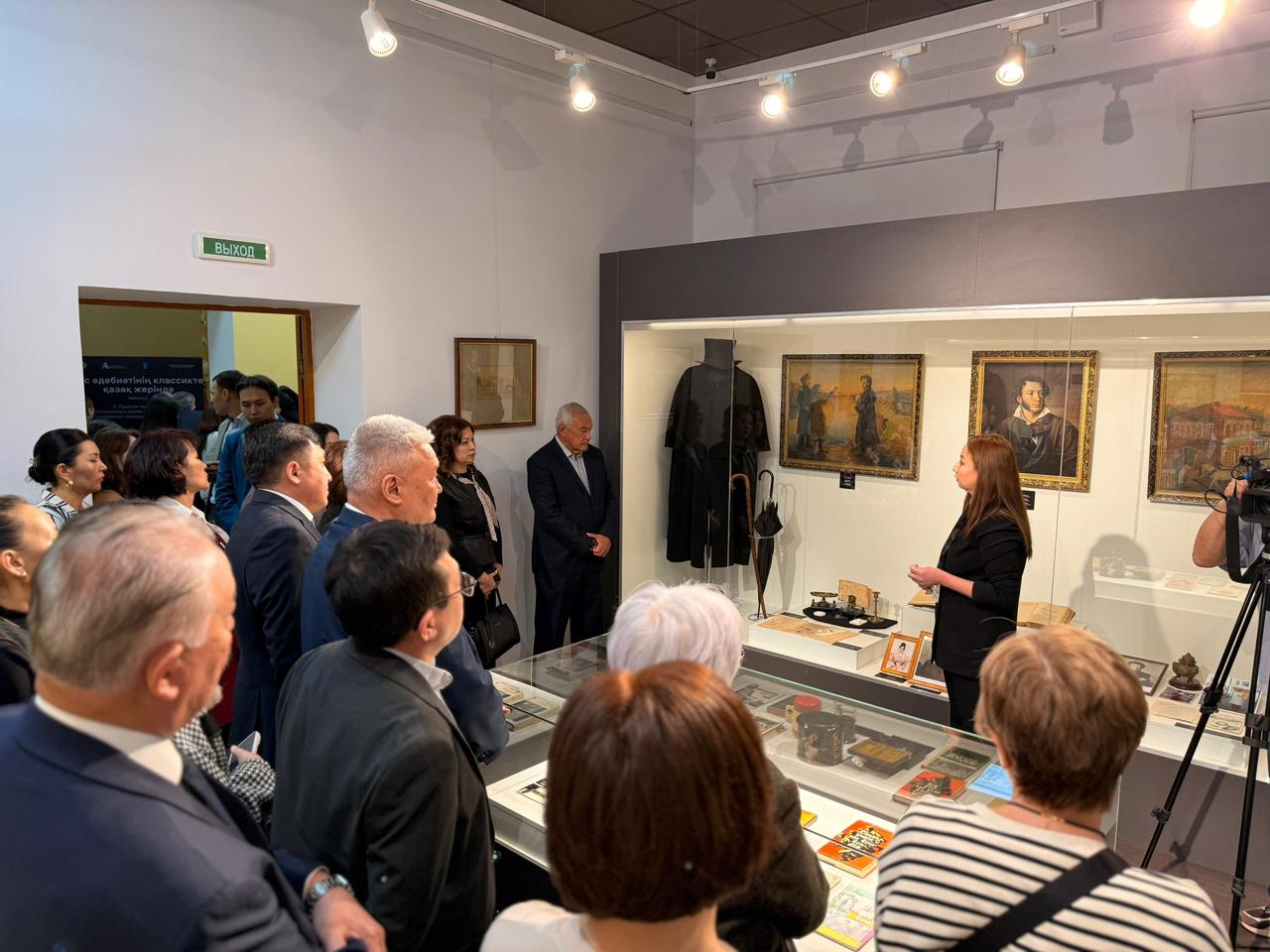 ادەبي ۇندەستىك كورىنىسى