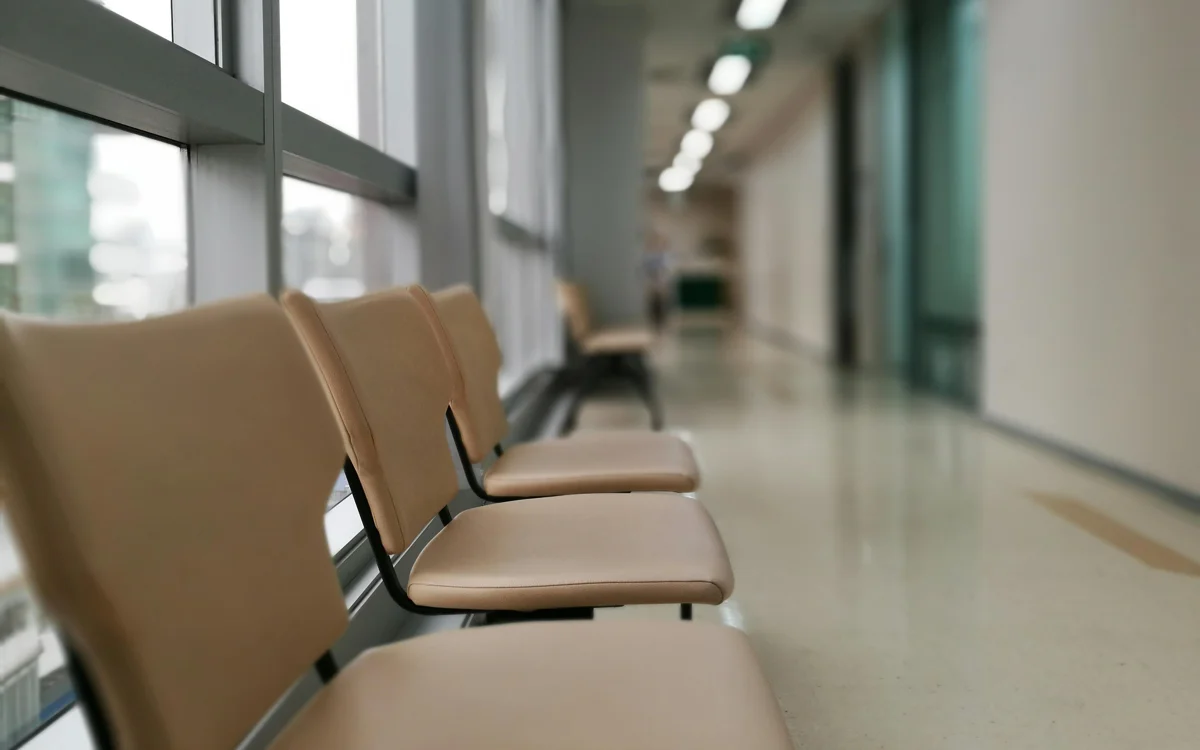 بالا ولىمىنەن كەيىن باس دارىگەر قىزمەتىنەن قۋىلدى