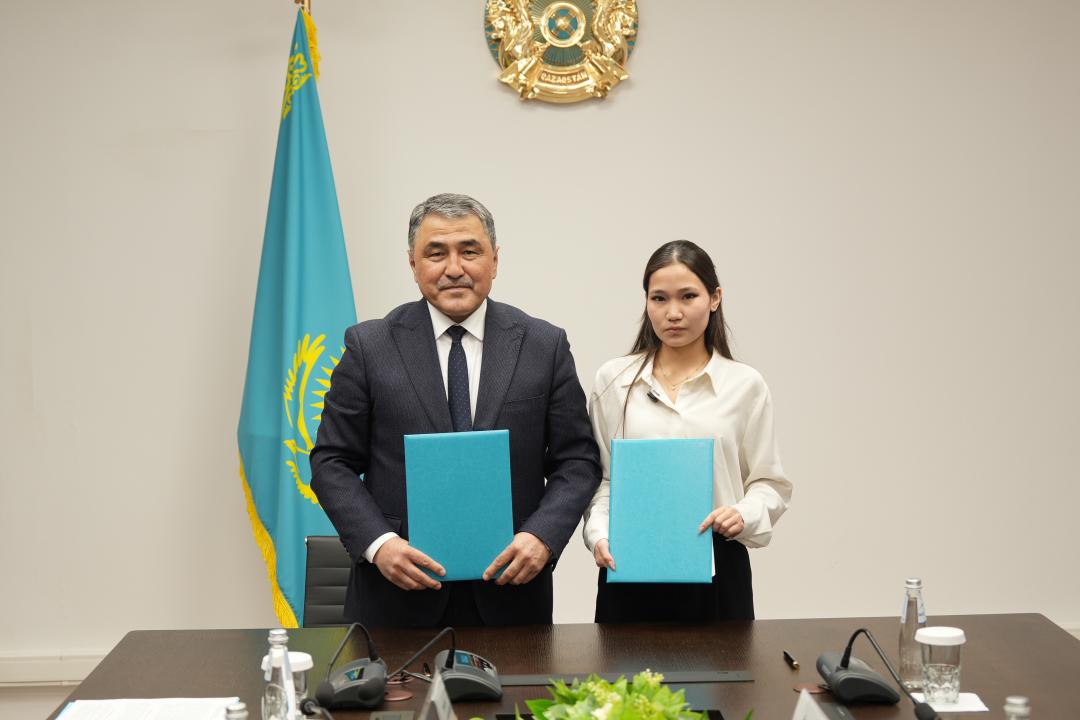 مەكتەپ وقۋشىسى سۋ مينيسترىمەن مەموراندۋمعا قول قويدى