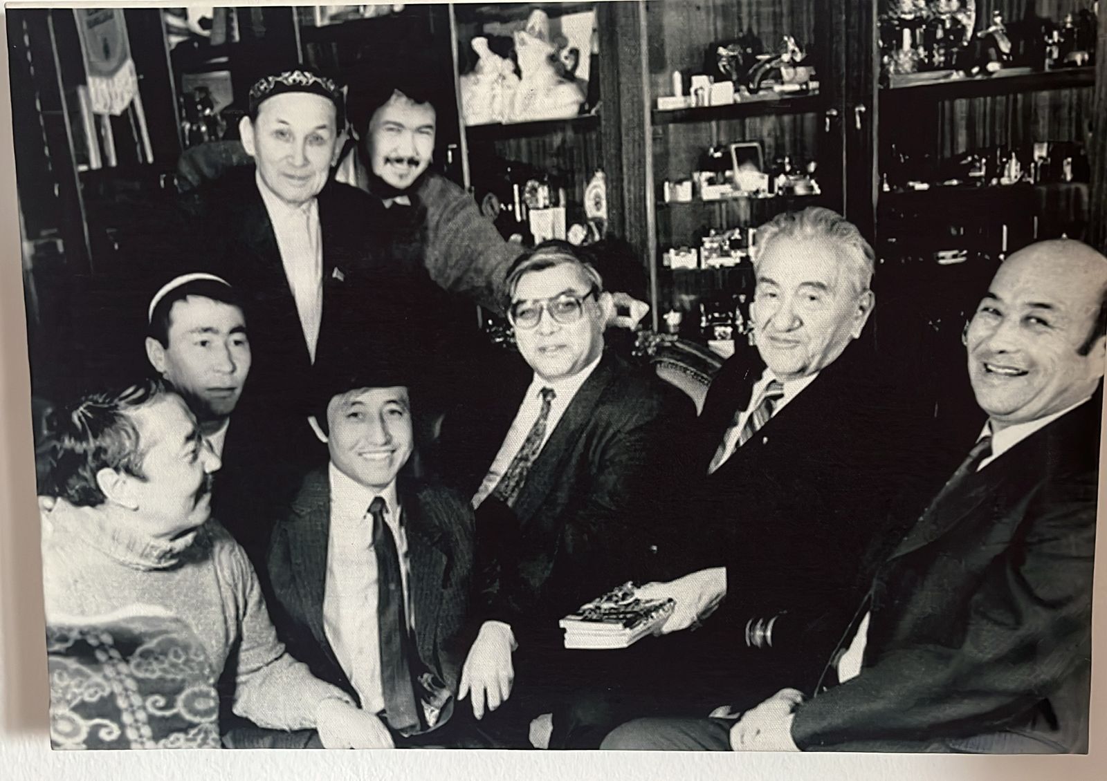 1992 جىل. ۇلكەن كىسىنىڭ ۇيىندە