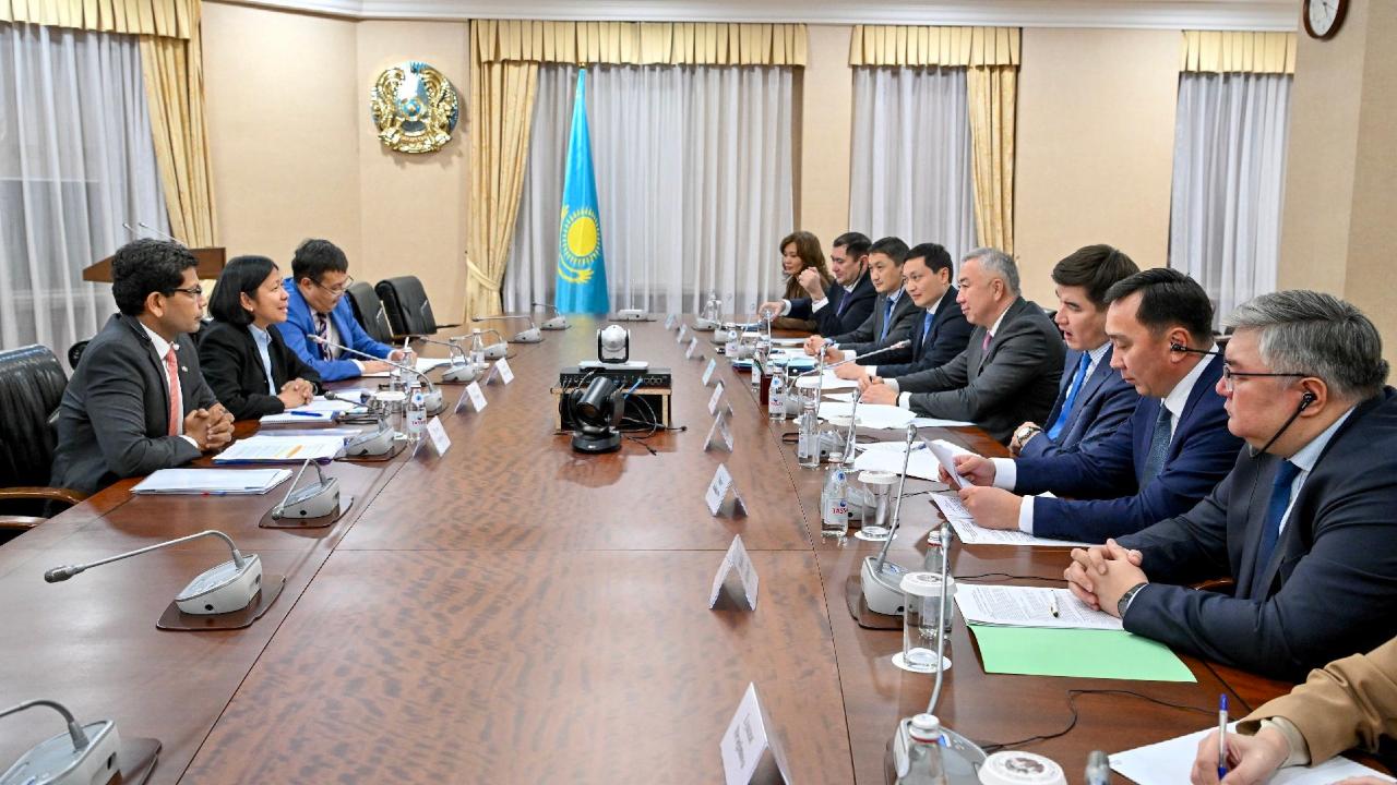 ازيا دامۋ بانكى قازاقستانعا 7 ملرد دوللاردان اسا قارىز بەردى