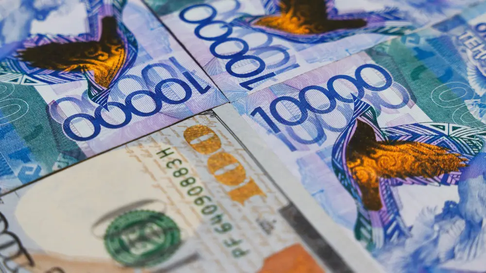 دوللار باعاسى 500 تەڭگەدەن تومەنگە قۇلدىرادى