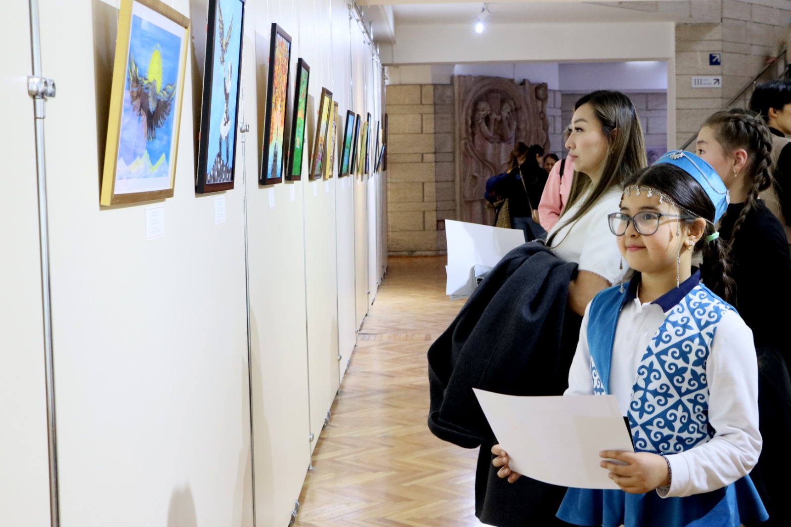 بالاڭ سۋرەتشىلەر تاۋەلسىزدىك كۇنىنە تارتۋ جاسادى