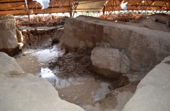 كونە كەنتتىڭ كەنەرەسى نوسەر جاۋىننان ەزىلىپ جاتىر