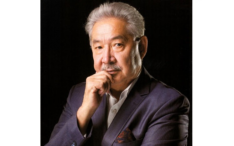 اقىش ومار, قازاقستاننىڭ ەڭبەك سىڭىرگەن قايراتكەرى: اكتەردى كلاسسيكالىق شىعارما شىڭدايدى