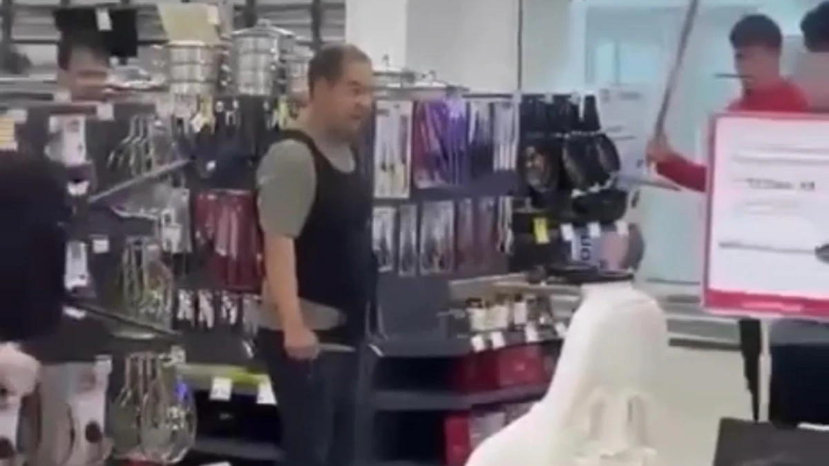 ساتباەۆتا قولىنا پىشاق ۇستاعان ەر ادام دۇكەن قىزمەتكەرلەرىن قورقىتقان