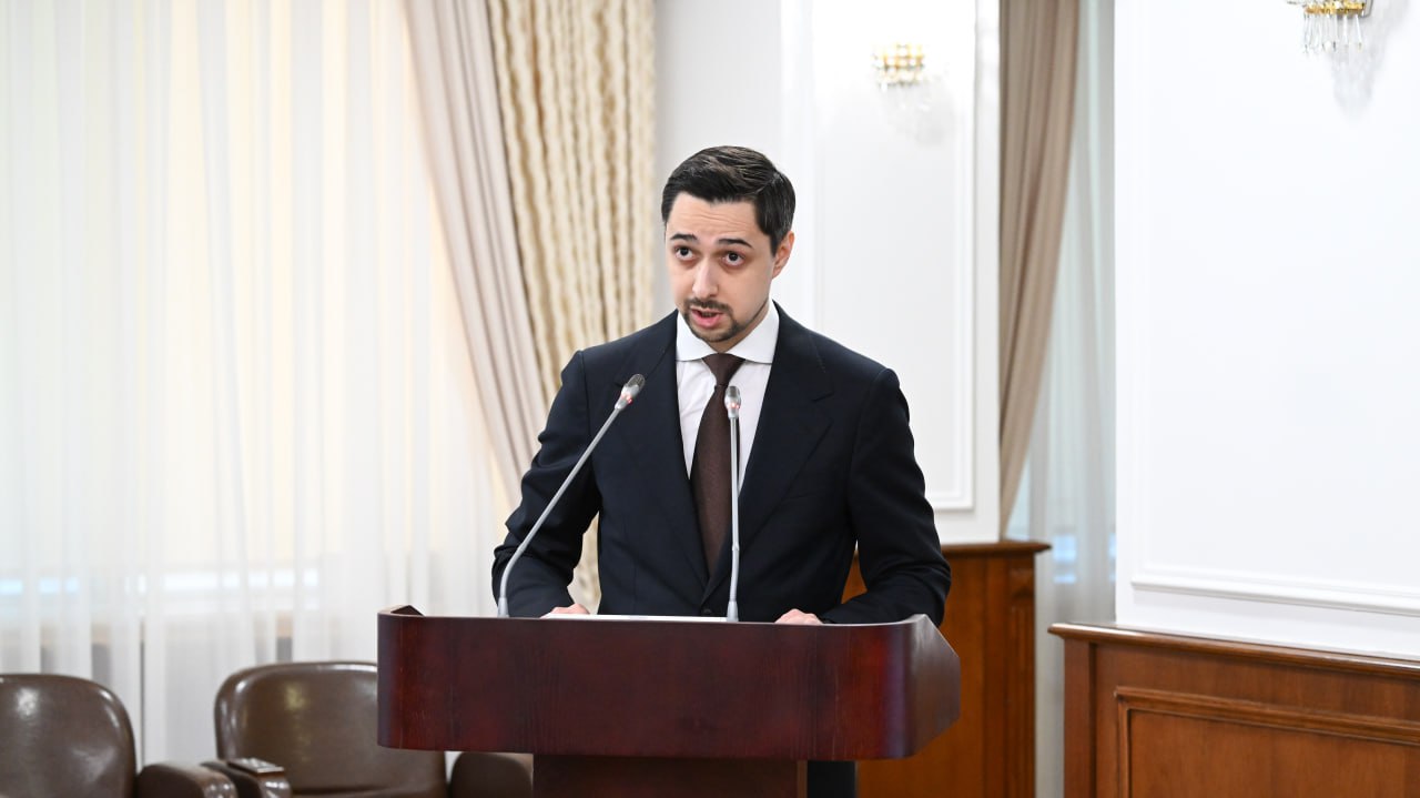 «قازاقشا جاقسى باياندادىڭىز, وسىلاي ۇيرەنۋ كەرەك»: ۇكىمەت باسشىسى ۆيتسە-ءمينيستردى ماقتادى