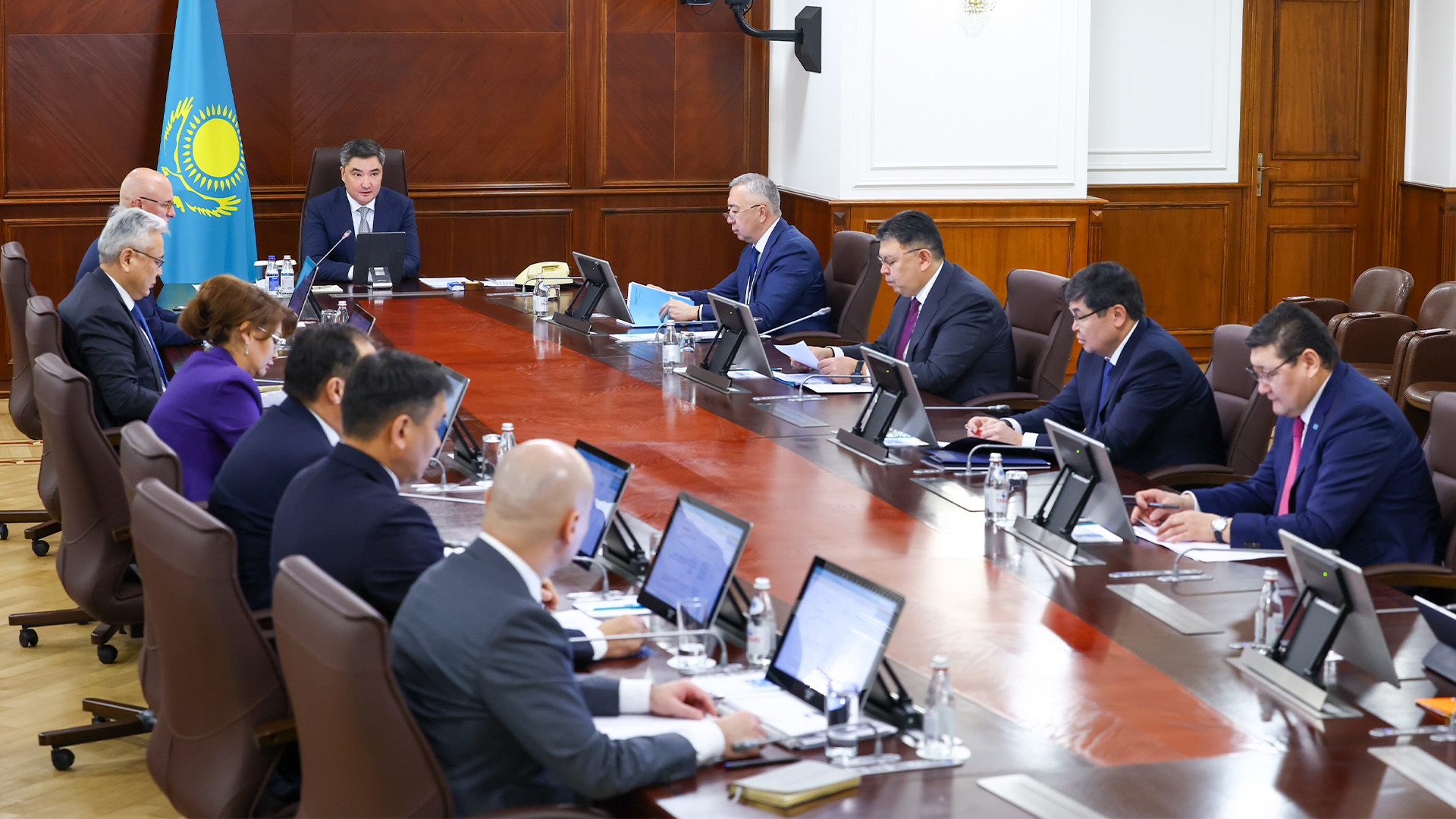 «شارۋالارعا ءبىر تامشى دا سۋ بەرمەيمىز»: پرەمەر-مينيستر ءتيىستى كەستەدەن اۋىتقىماۋدى تاپسىردى