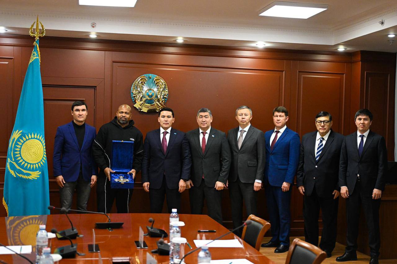 ەربول مىرزابوسىنوۆ ايگىلى بوكسشى روي دجونسپەن كەزدەستى