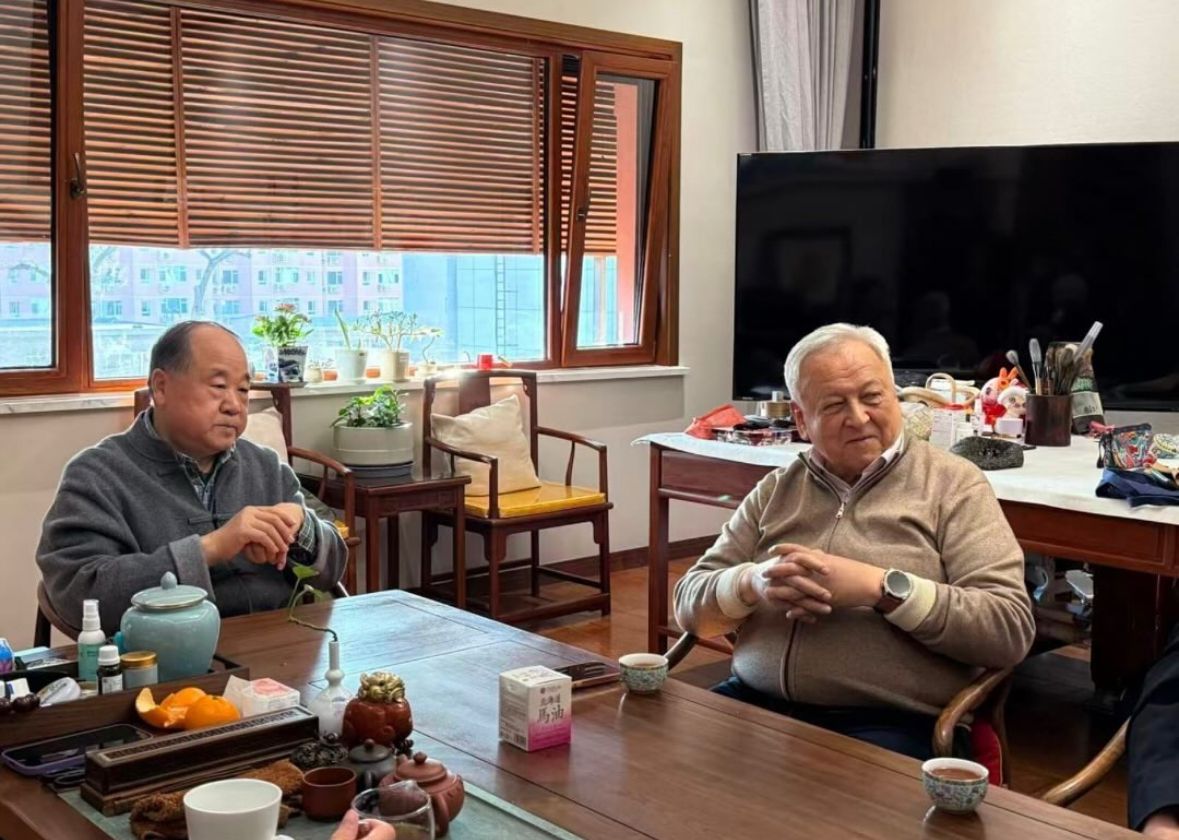 جازۋشىلار وداعىنىڭ توراعاسى نوبەل سىيلىعىنىڭ لاۋرەاتىمەن كەزدەستى