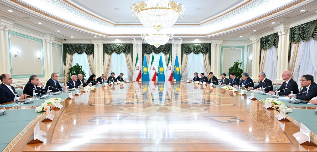 قازاقستان مەن يران پرەزيدەنتتەرىنىڭ كەلىسسوزى كەڭەيتىلگەن قۇرامدا جالعاستى