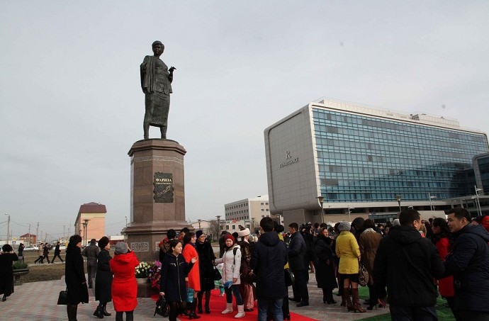 اتىراۋدا فاريزا وڭعارسىنوۆانىڭ ەسكەرتكىشى اشىلدى (فوتو)