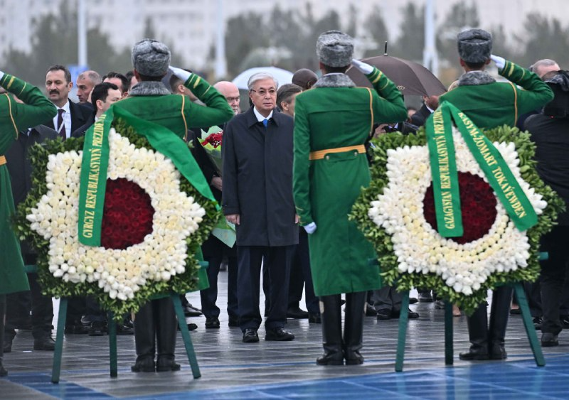 مەملەكەت باسشىسى بەيتاراپتىق مونۋمەنتىنە گۇل شوعىن قويدى