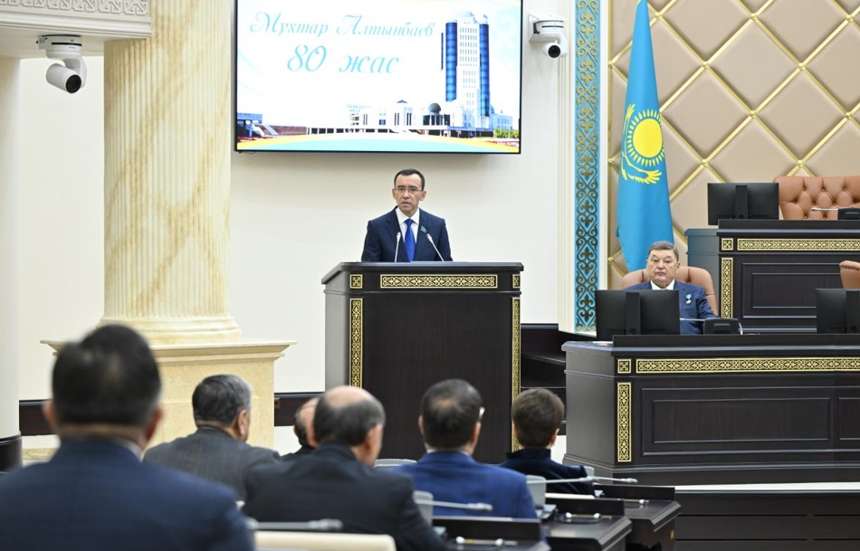 حالىق قاھارمانىن مەرەيتويىمەن قۇتتىقتادى