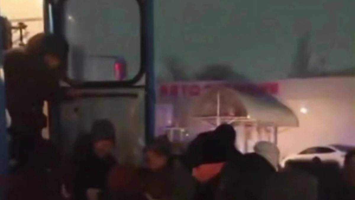 قاراعاندىدا جولاۋشىلار مىنگەن اۆتوبۋس كولىكپەن سوقتىعىستى