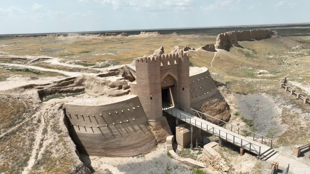 كىتاپ-البومعا كوشكەن كيەلى ورىندار