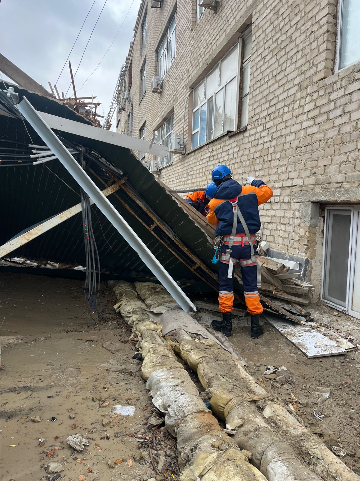 اتىراۋ وبلىسىندا قاتتى جەل تۇرعىن ۇيلەردىڭ شاتىرىن ۇشىردى