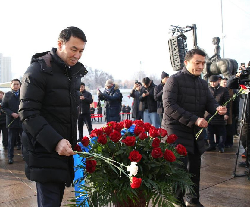 الماتى اكىمى «تاۋەلسىزدىك» مونۋمەنتىنە گۇل شوقتارىن قويدى