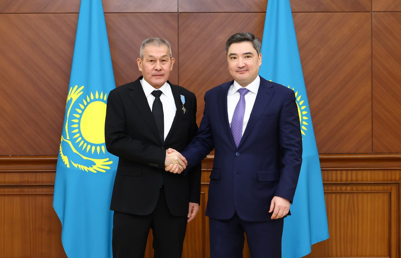 ولجاس بەكتەنوۆ پرەزيدەنت اتىنان ەنەرگەتيكا كەشەنى قىزمەتكەرلەرى مەن ارداگەرلەرىن ماراپاتتادى