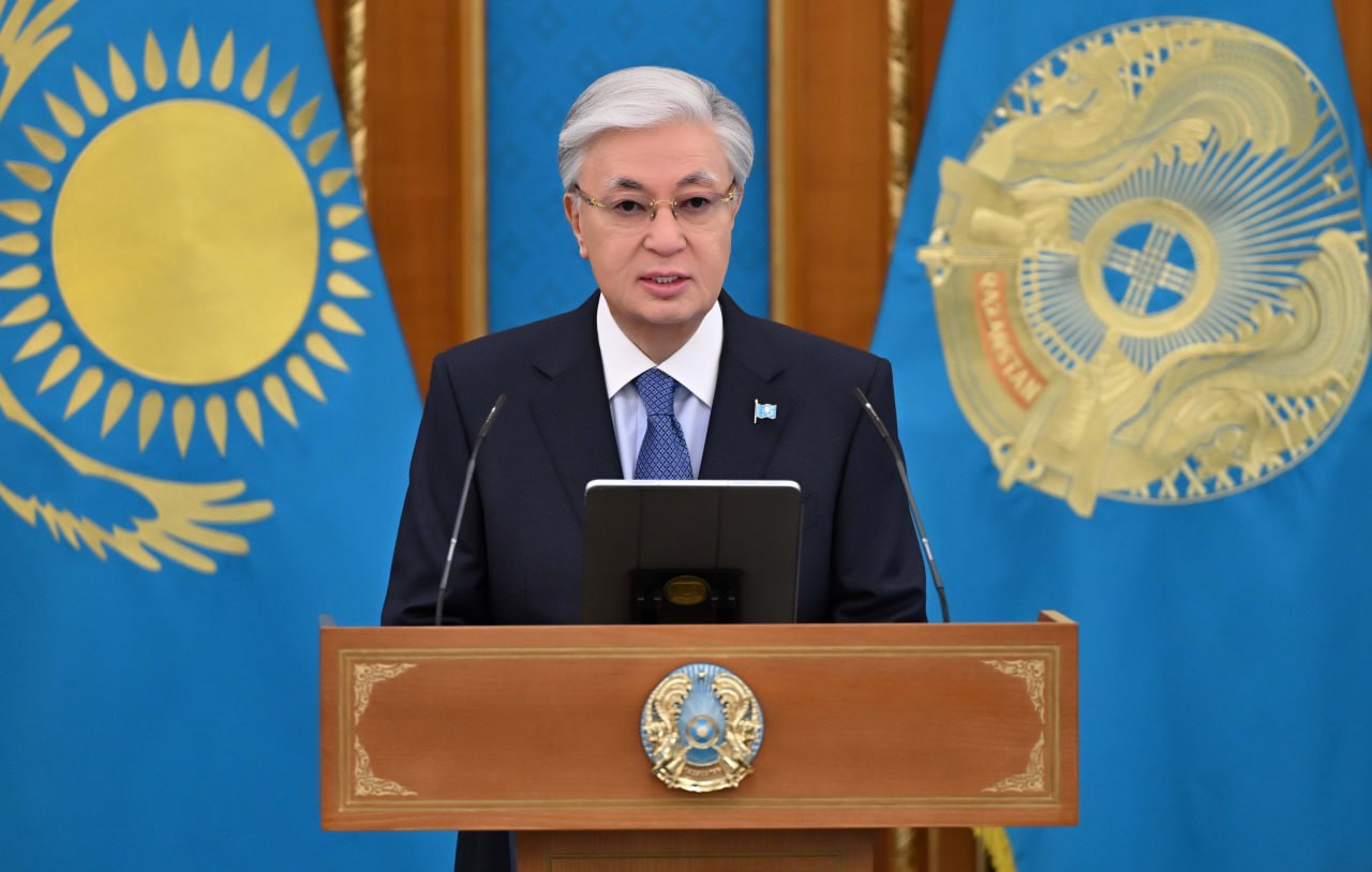 پرەزيدەنت ەنەرگەتيكا سالاسى قىزمەتكەرلەرىن كاسىبي مەرەكەسىمەن قۇتتىقتادى