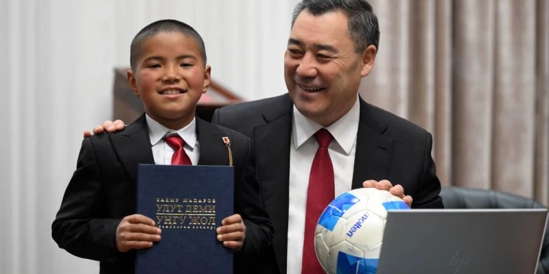 قىرعىز پرەزيدەنتى 4 سىنىپ وقۋشىسىنا ءوز تەلەفونىن سىيلادى