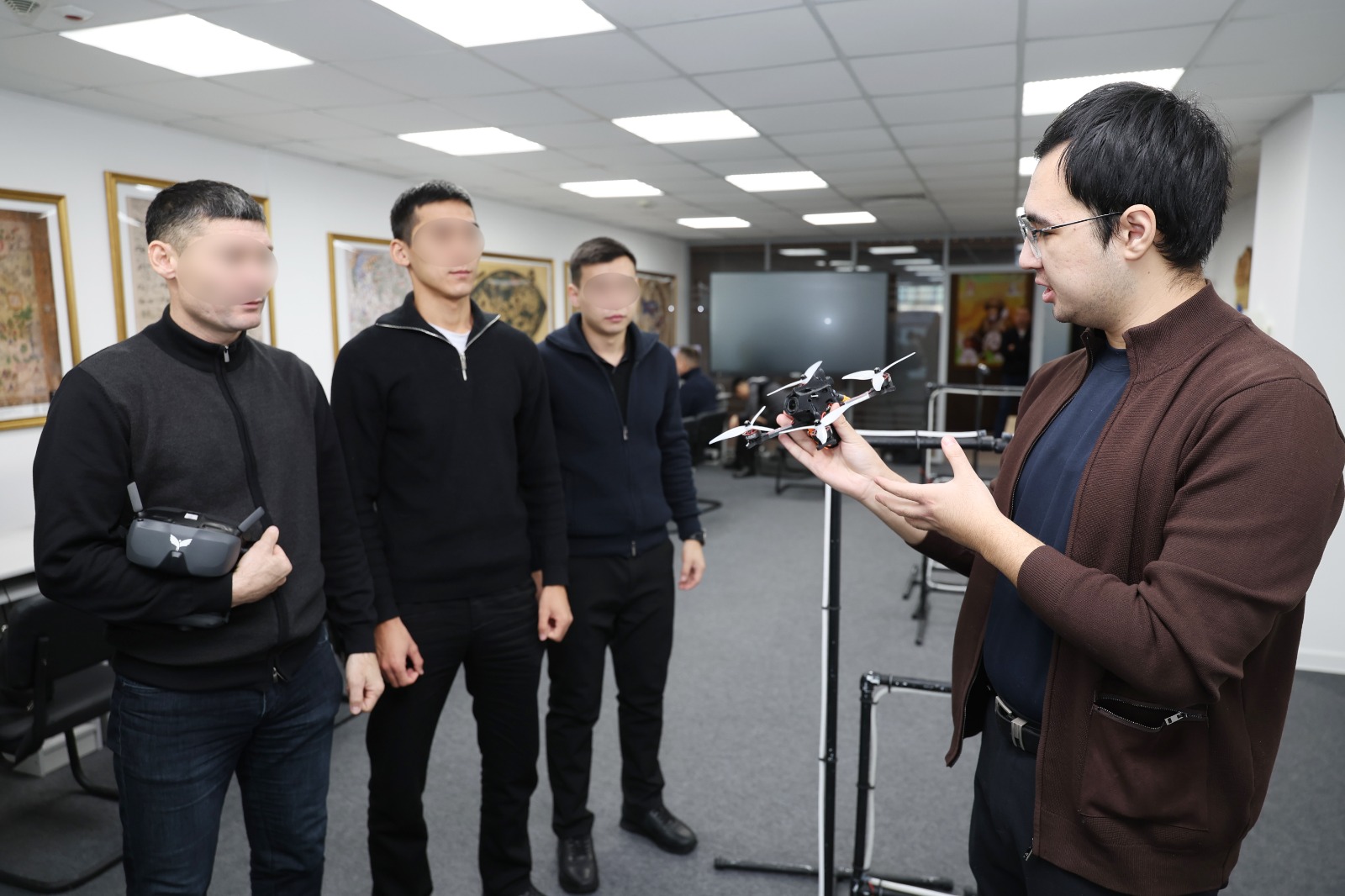 «بۇركىت» ارنايى جاساعىنىڭ جاۋىنگەرلەرى FPV دروندارىن يگەردى