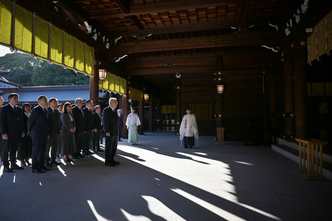 قاسىم-جومارت توقاەۆ مەيدجي دجينگۋ عيباداتحاناسىن ارالاپ كوردى