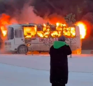 قوسشىدا مەكتەپ ماڭىندا جولاۋشىلار اۆتوبۋسى ورتەندى