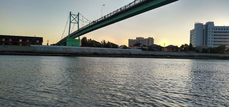 اتىراۋدا ەر ادام كوپىردەن سەكىرۋگە وقتالعان