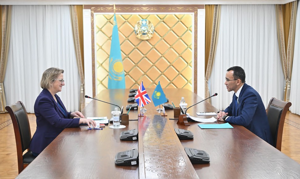  ۇلىبريتانيا ەلشىسىمەن كەزدەستى