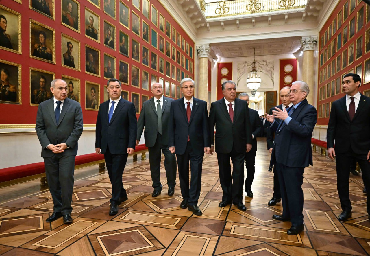 قاسىم-جومارت توقاەۆ ەرميتاجدى ارالاپ كوردى